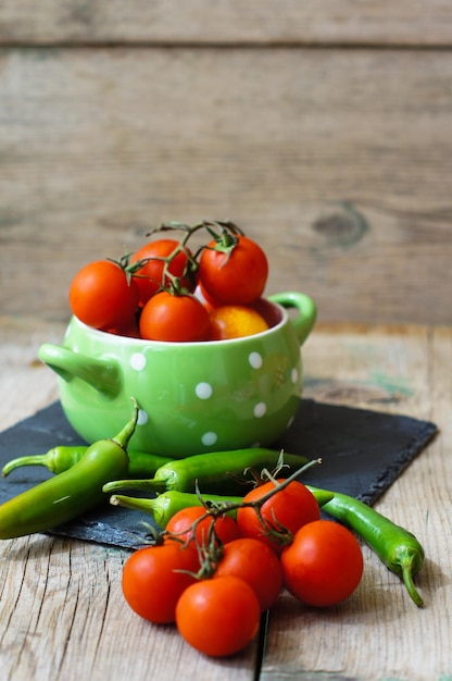 Photo vue rapprochée des tomates dans un bol sur la table
