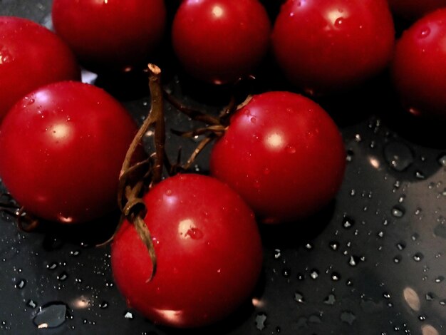 Photo vue rapprochée des tomates mouillées dans l'eau