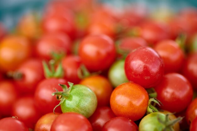 Photo vue rapprochée de tomates rouges à vendre au stand du marché