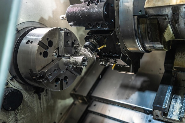Vue rapprochée d'un tour CNC dans une usine