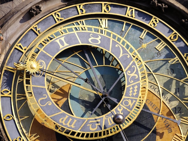 Vue rapprochée de la tour de l'horloge
