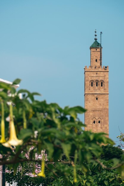 Vue rapprochée d'une tour de mosquée