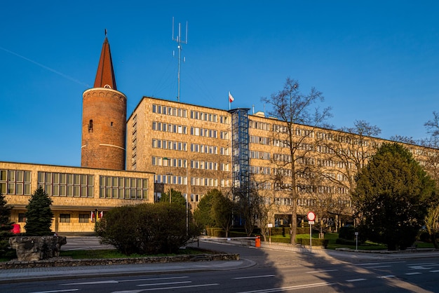 Vue rapprochée de la tour Piast et du bureau de la voïvodie d'Opole en Pologne