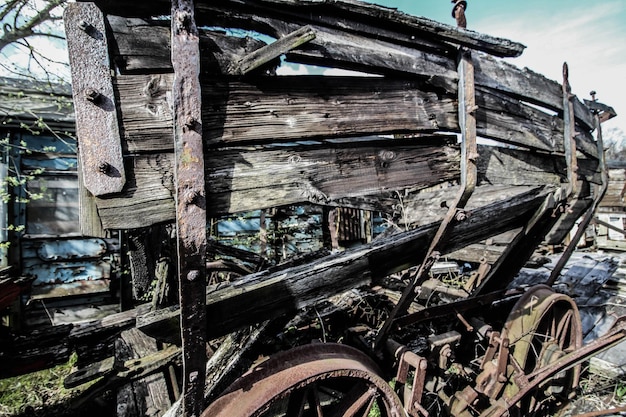 Vue rapprochée d'un train de charbon abandonné