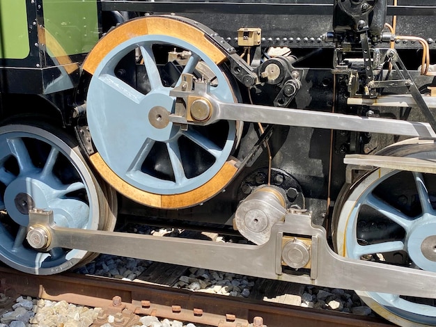 Vue rapprochée d'un train sur voie ferrée