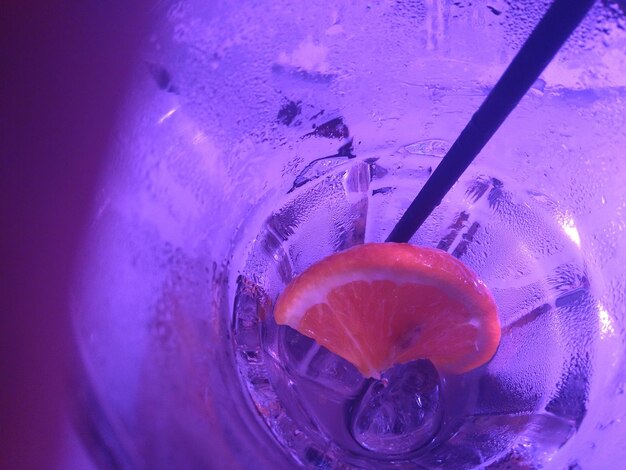 Photo vue rapprochée d'une tranche de fruit dans un verre