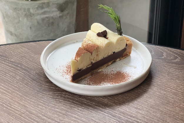 Vue rapprochée d'une tranche de gâteau dans l'assiette sur la table