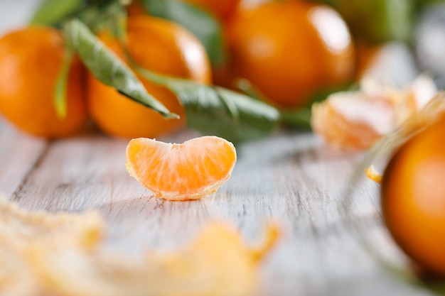 Vue rapprochée d'une tranche de mandarine. Mise au point sélective, faible profondeur de champ