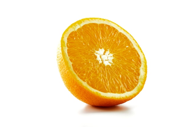 Vue rapprochée d'une tranche d'orange sur un fond blanc