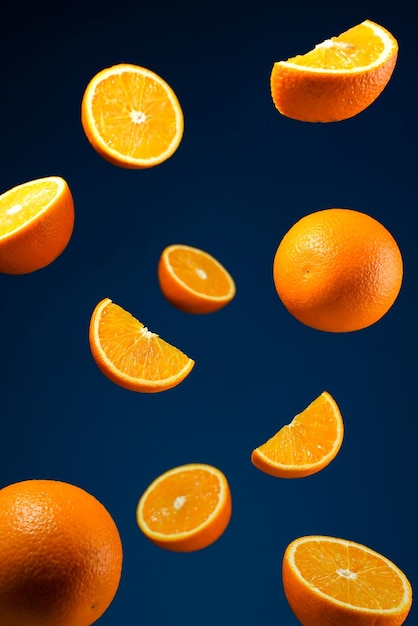 Vue rapprochée des tranches d'orange sur fond bleu