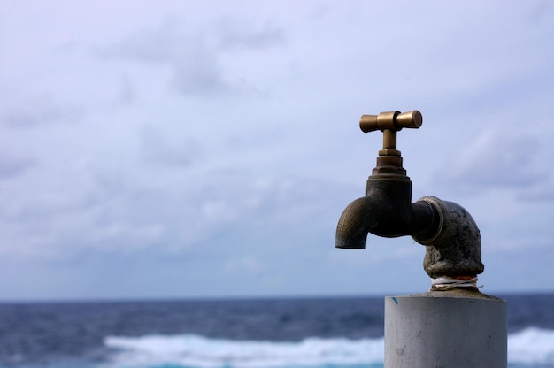 Vue rapprochée d'un tuyau d'eau sur la plage