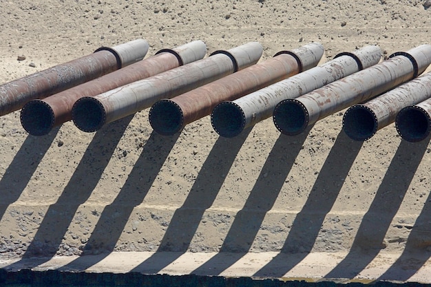 Vue rapprochée des tuyaux du mur par une journée ensoleillée