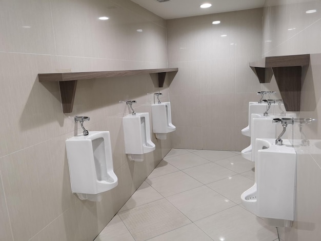 Vue rapprochée d'un urinoir dans la salle de bain