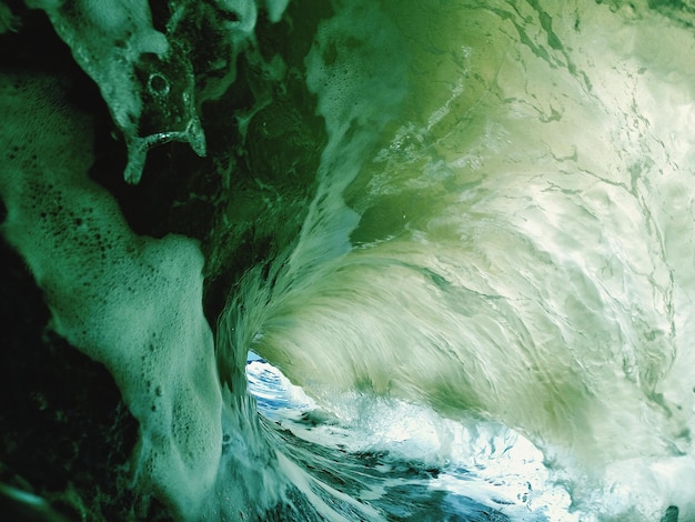 Vue rapprochée des vagues en mer