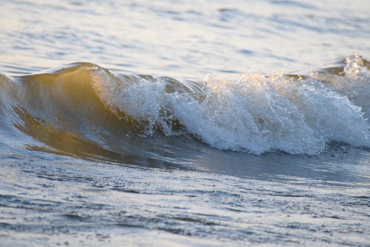 Photo vue rapprochée des vagues qui s'écrasent et éclaboussent en mer