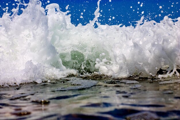 Vue rapprochée des vagues sur le rivage