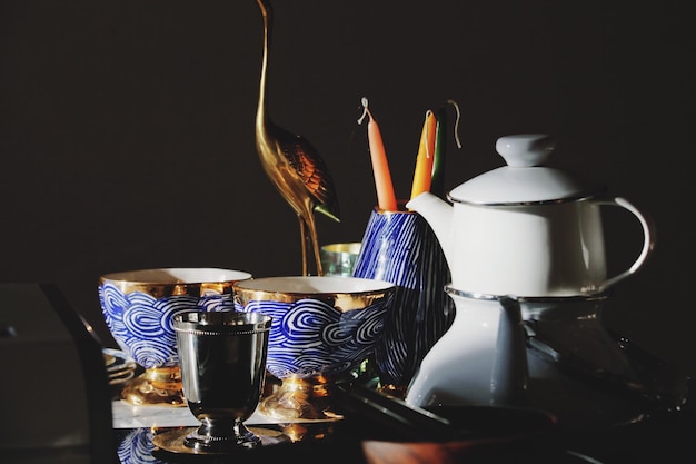 Photo vue rapprochée d'une vaisselle sur table sur un fond noir