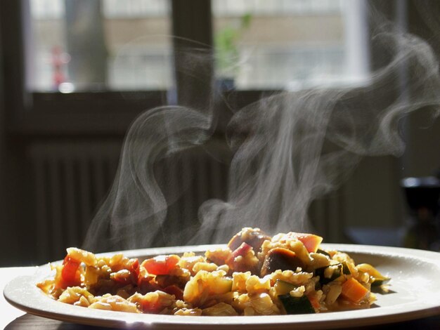 Photo vue rapprochée de la vapeur émise par les aliments dans la plaque