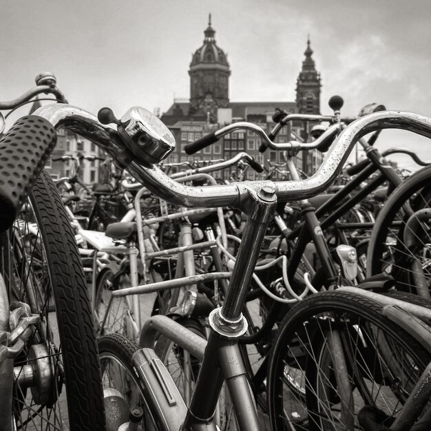 Photo vue rapprochée des vélos stationnés contre le bâtiment