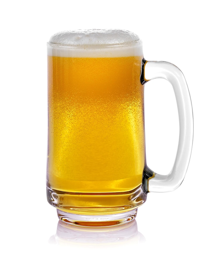 Photo vue rapprochée d'un verre de bière sur un fond blanc