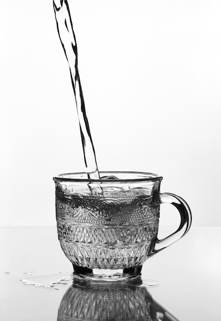 Vue rapprochée d'un verre de bière sur table sur un fond blanc