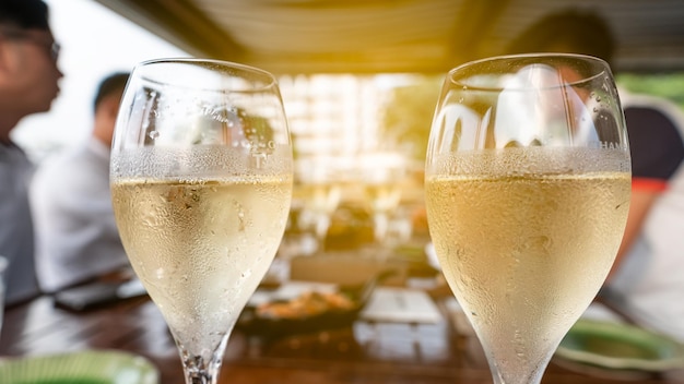 Photo vue rapprochée d'un verre de bière sur la table