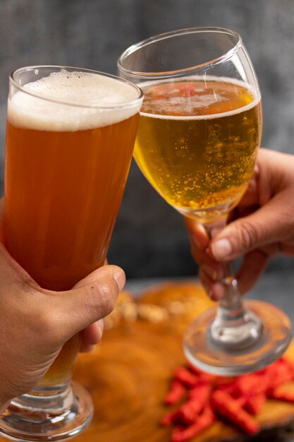 Vue rapprochée d'un verre de bière sur la table