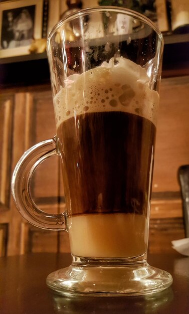 Photo vue rapprochée d'un verre de bière sur la table