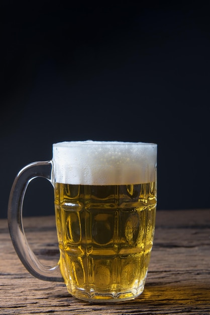 Photo vue rapprochée d'un verre de bière sur la table