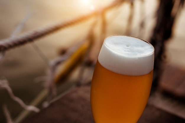 Photo vue rapprochée d'un verre de bière sur la table