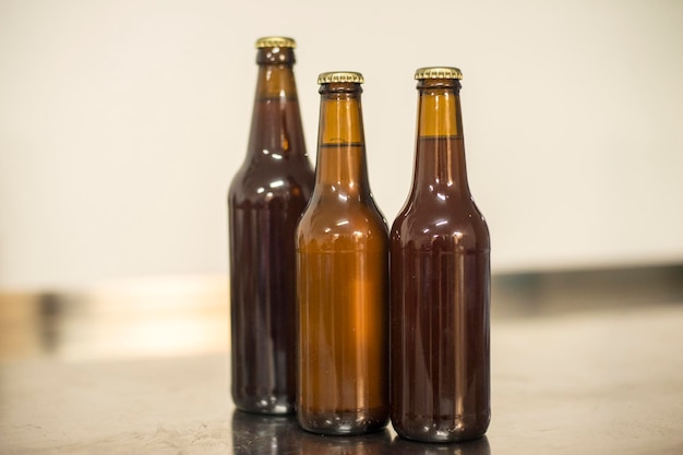 Photo vue rapprochée d'un verre de bière sur la table