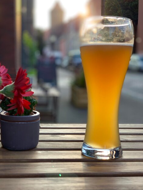 Vue rapprochée d'un verre de bière sur la table