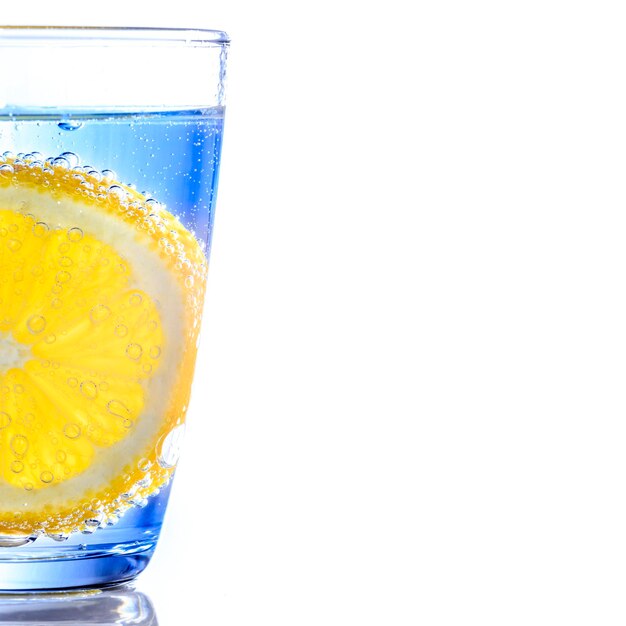 Photo vue rapprochée d'un verre de limonade sur un fond blanc