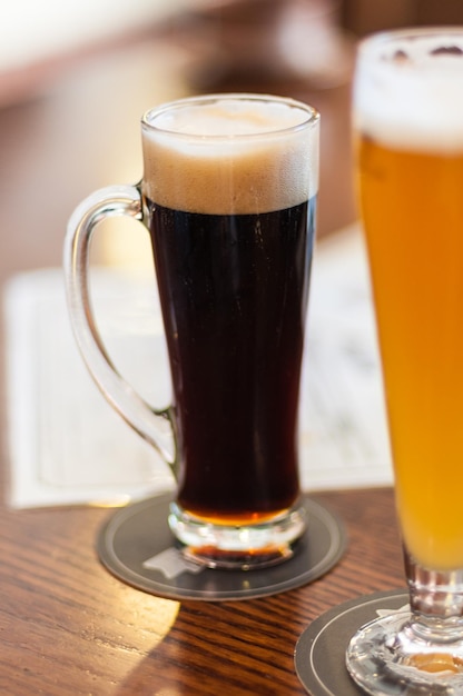 Vue rapprochée des verres de bière sur la table