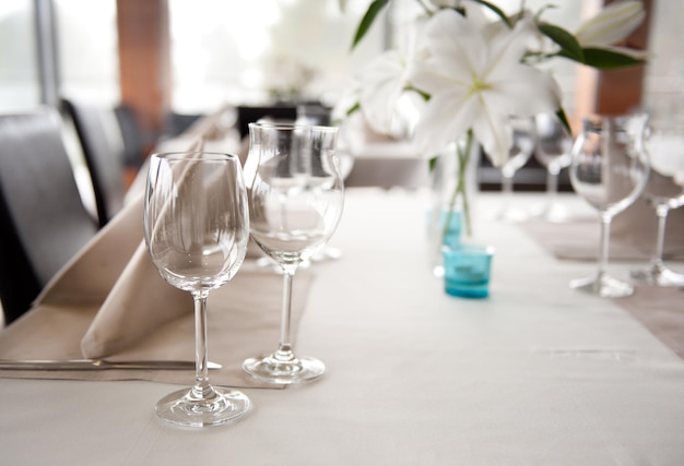 Vue rapprochée des verres sur la table