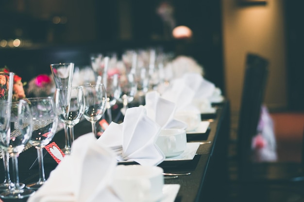 Vue rapprochée des verres à vin sur la table à manger