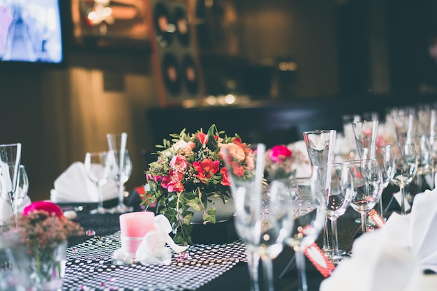Vue rapprochée des verres à vin sur la table à manger