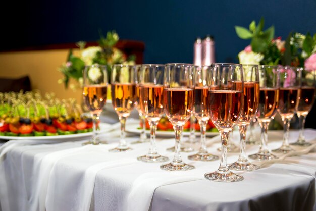 Vue rapprochée des verres à vin sur la table