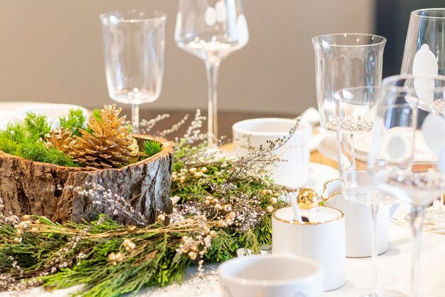 Photo vue rapprochée des verres à vin sur la table