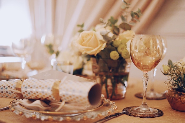 Vue rapprochée des verres à vin sur la table