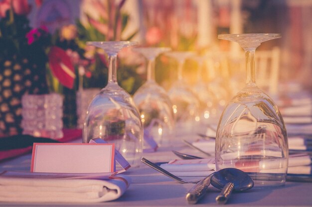 Photo vue rapprochée des verres à vin sur la table