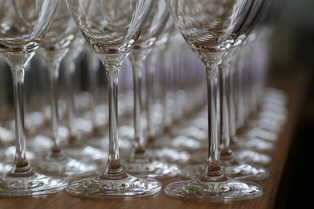 Photo vue rapprochée des verres à vin sur la table