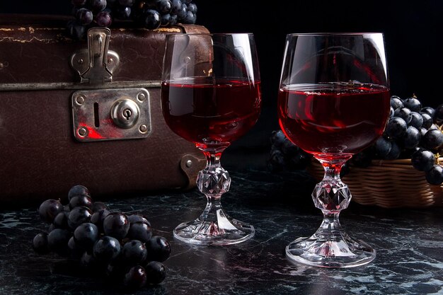 Vue rapprochée des verres à vin sur la table