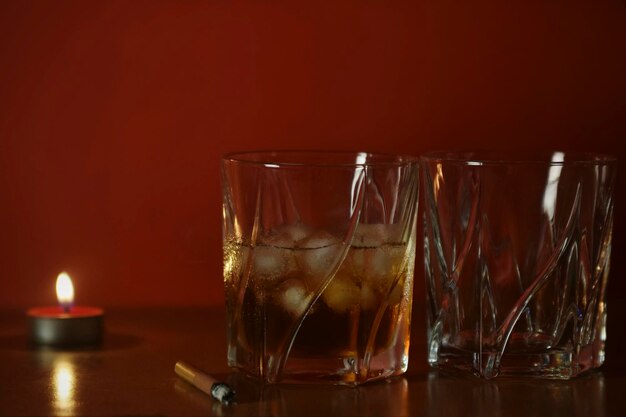 Vue rapprochée des verres à vin sur la table