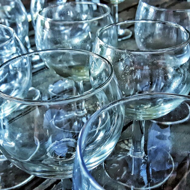 Photo vue rapprochée de verres de vin vides sur la table