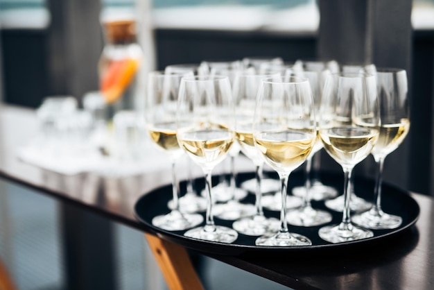 Vue rapprochée des verres de vin