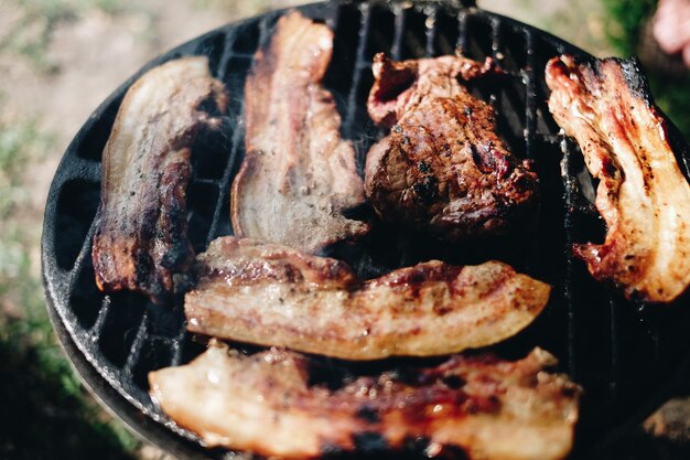 Photo vue rapprochée de la viande au barbecue