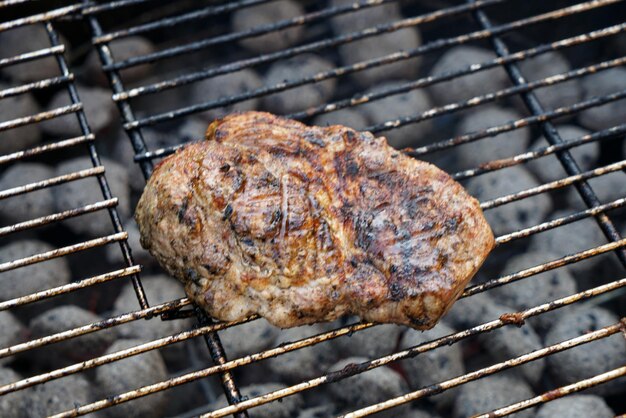 Photo vue rapprochée de la viande sur le barbecue