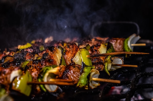 Vue rapprochée de la viande sur le barbecue