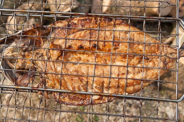 Photo vue rapprochée de la viande sur le barbecue